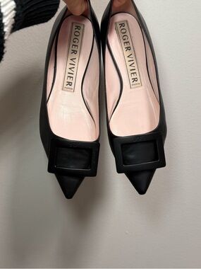 Roger Vivier Gommetine Black Leather Buckle Flats Pointed Toe Designer Classic
